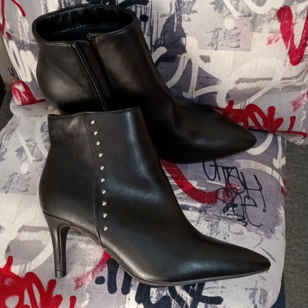 Bamboo 7.5 Black Booties - Picture 2 of 7